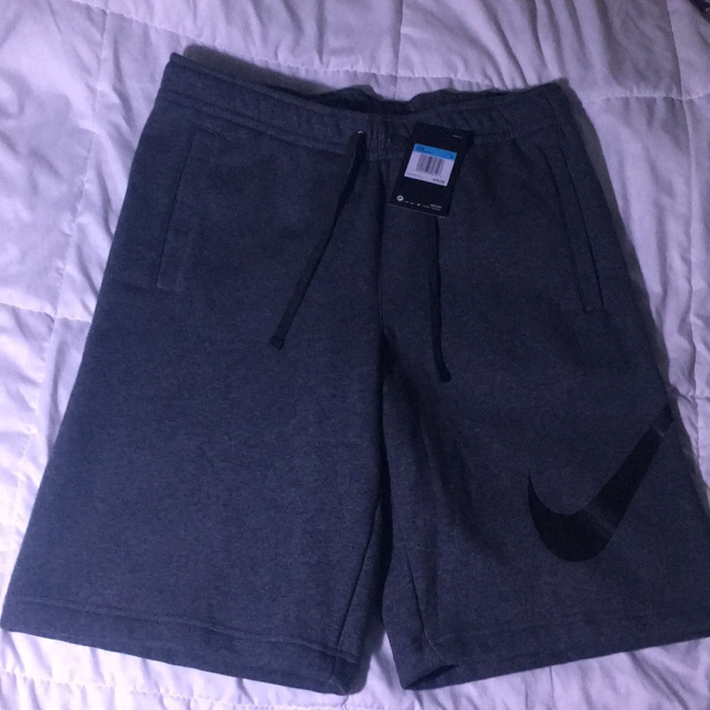 Men’s Nike standard fit at knee shorts M